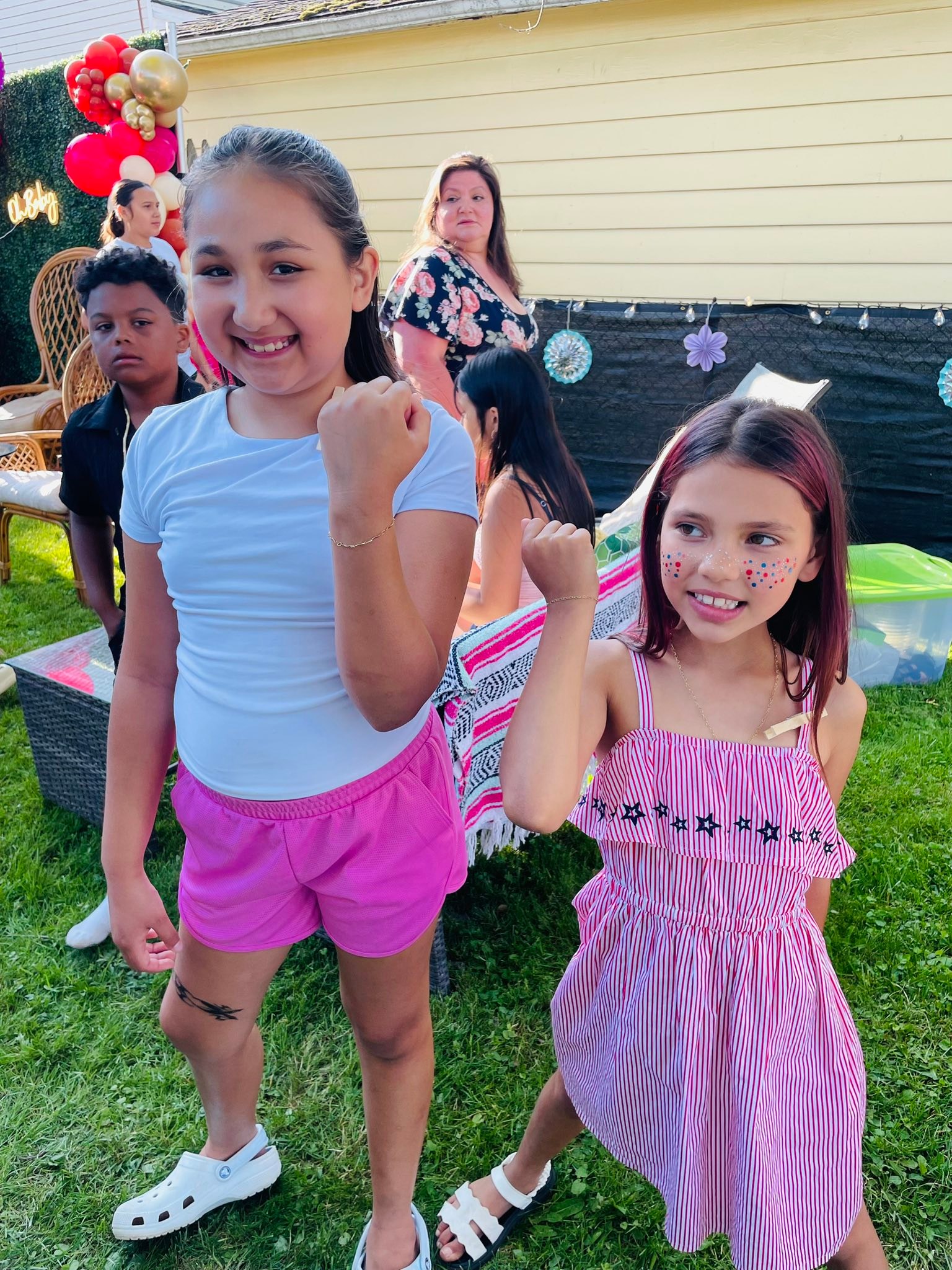 🔗 21 chains Linxed 
🔗 A little reminiscing about Premier jewelry
🔗 Lots of laughs and catching up 
🔗 Gwennie and Ellie kept me on my toes 😅

So blessed to do this permanent jewelry business. Thank you for letting me be a part of your special day, Amy. You, Hen, and Havana are the luckiest. ❤️🥹